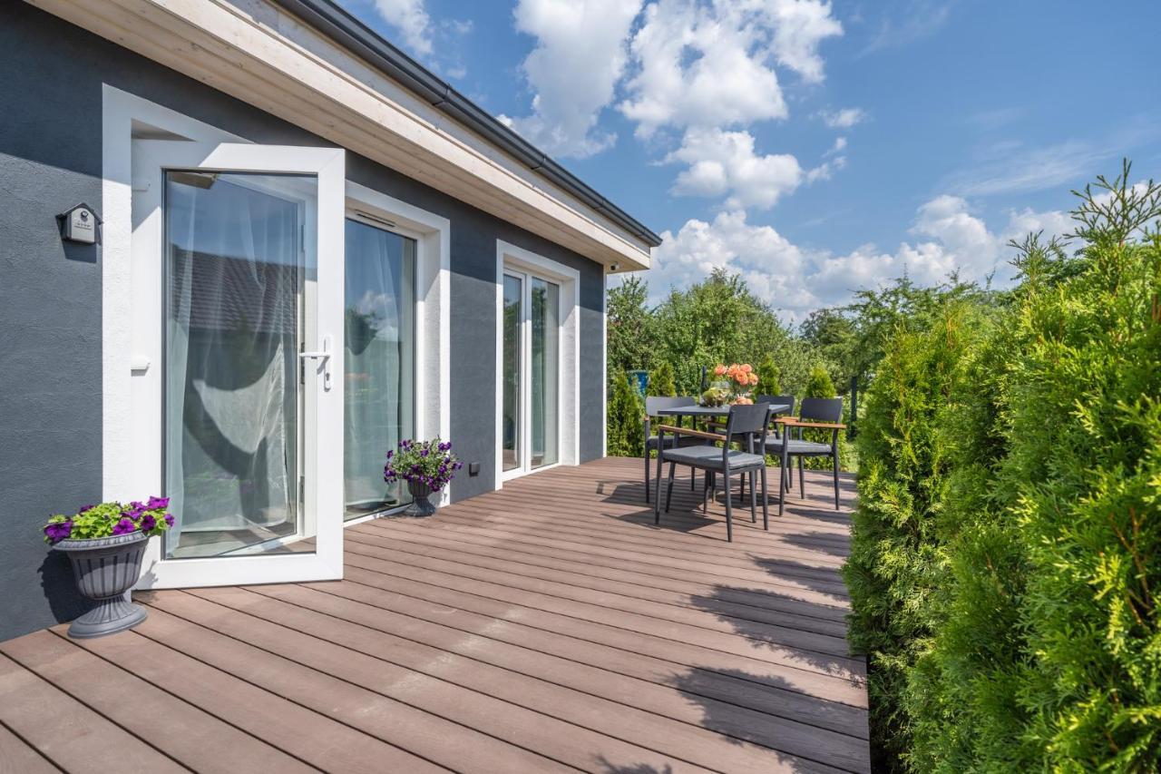 Family Garden House With Free Private Parking & Playground Villa Riga Kültér fotó