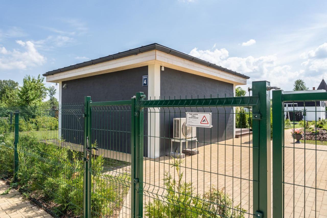 Family Garden House With Free Private Parking & Playground Villa Riga Kültér fotó
